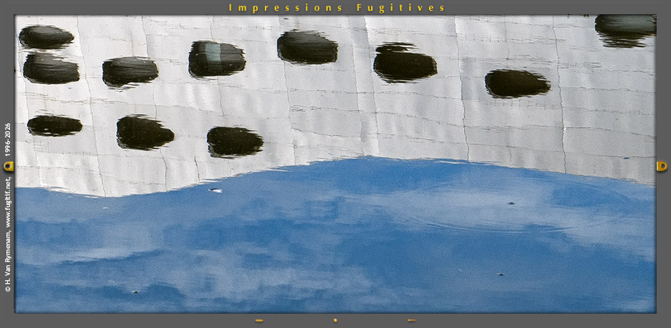 [un instant]